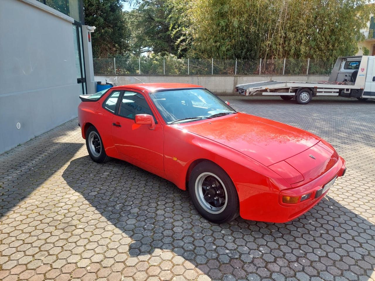 Porsche 944