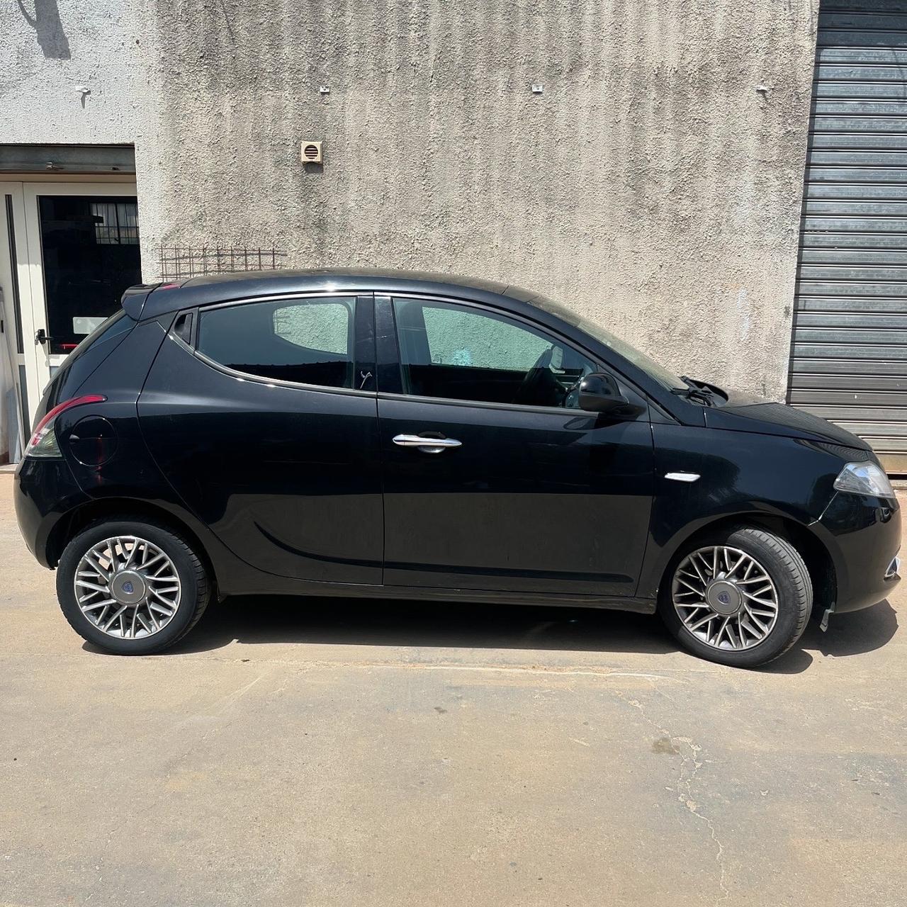 Lancia Ypsilon 1.3 MJT 16V 95 CV 5 porte S&S Black&Red