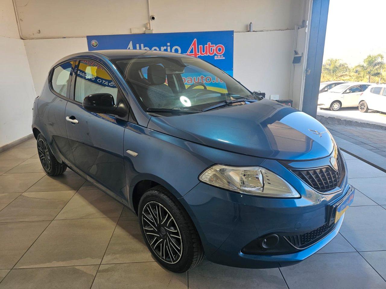 Lancia Ypsilon 1.0 firefly hybrid Silver s&s 70cv 5p.ti