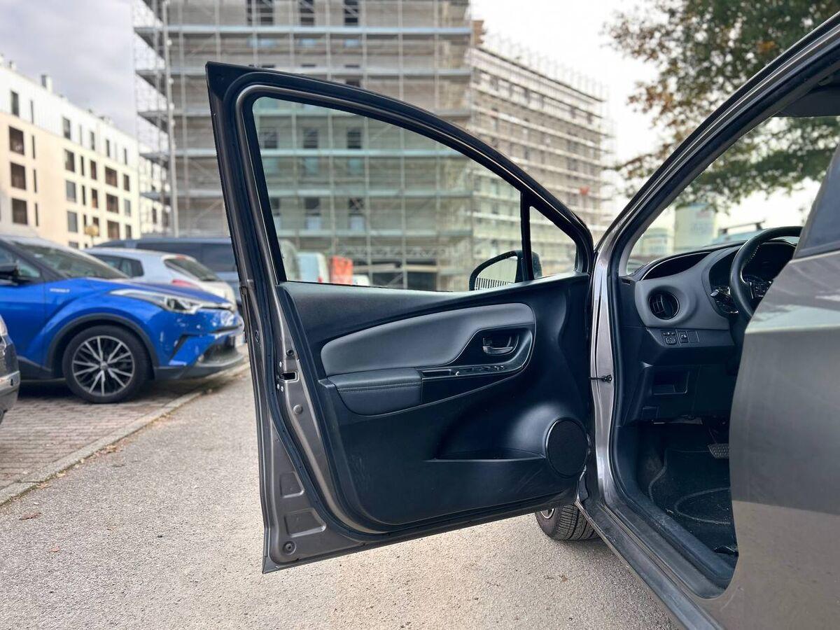 Toyota Yaris 1.5h Trend Red Edition 5p