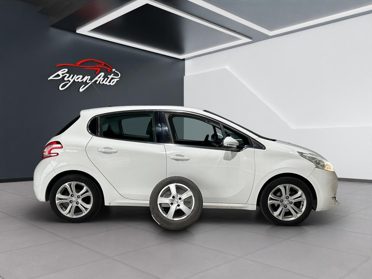 Peugeot 208 1.2 PURETECH 82 CV 5 porte Allure