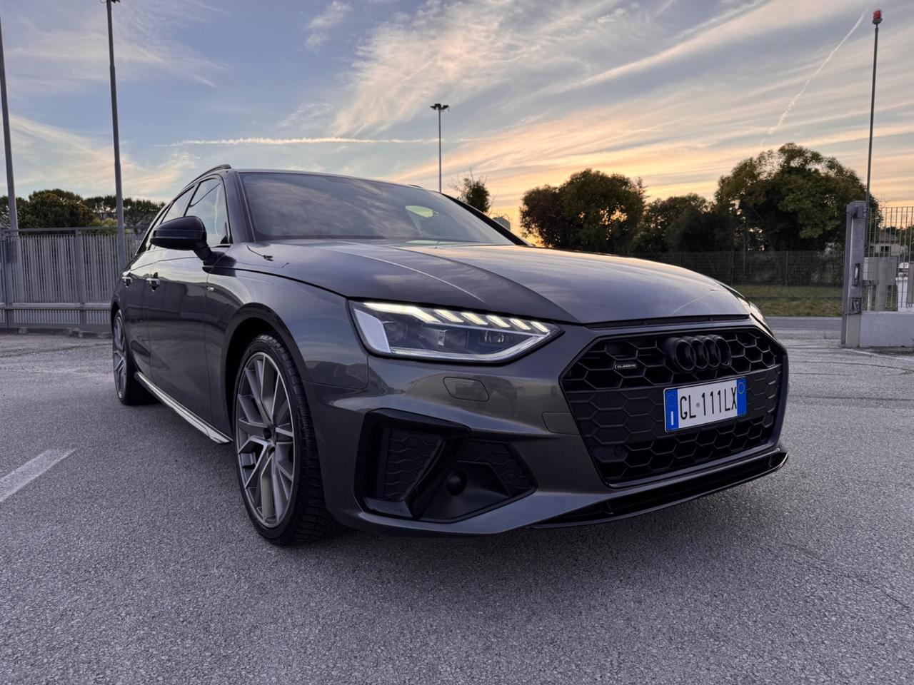 Audi A4 Avant 40 TDI quattro S tronic line edition Identity Black
