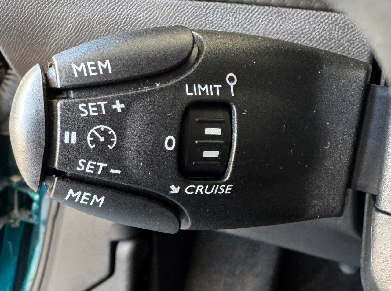 Peugeot 2008 2008 1.2 hybrid Allure 145cv e-dcs6
