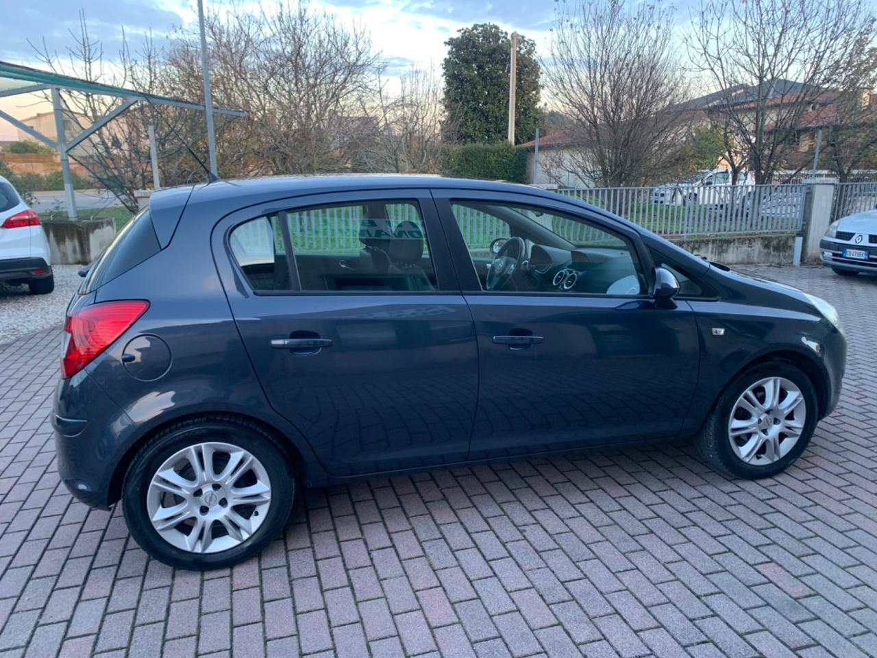 Opel Corsa 1.4 16V 5 porte Cosmo