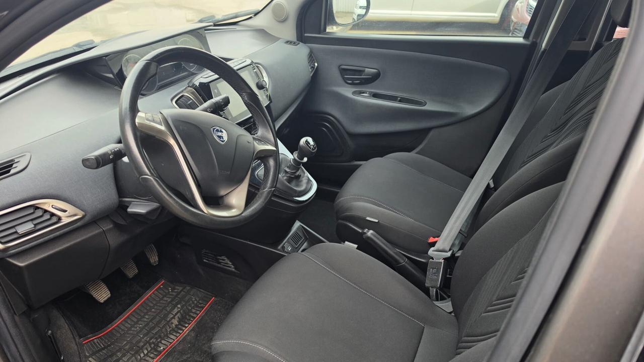 Lancia Ypsilon 1.0 FireFly 5 porte S&S Hybrid Ecochic Silver
