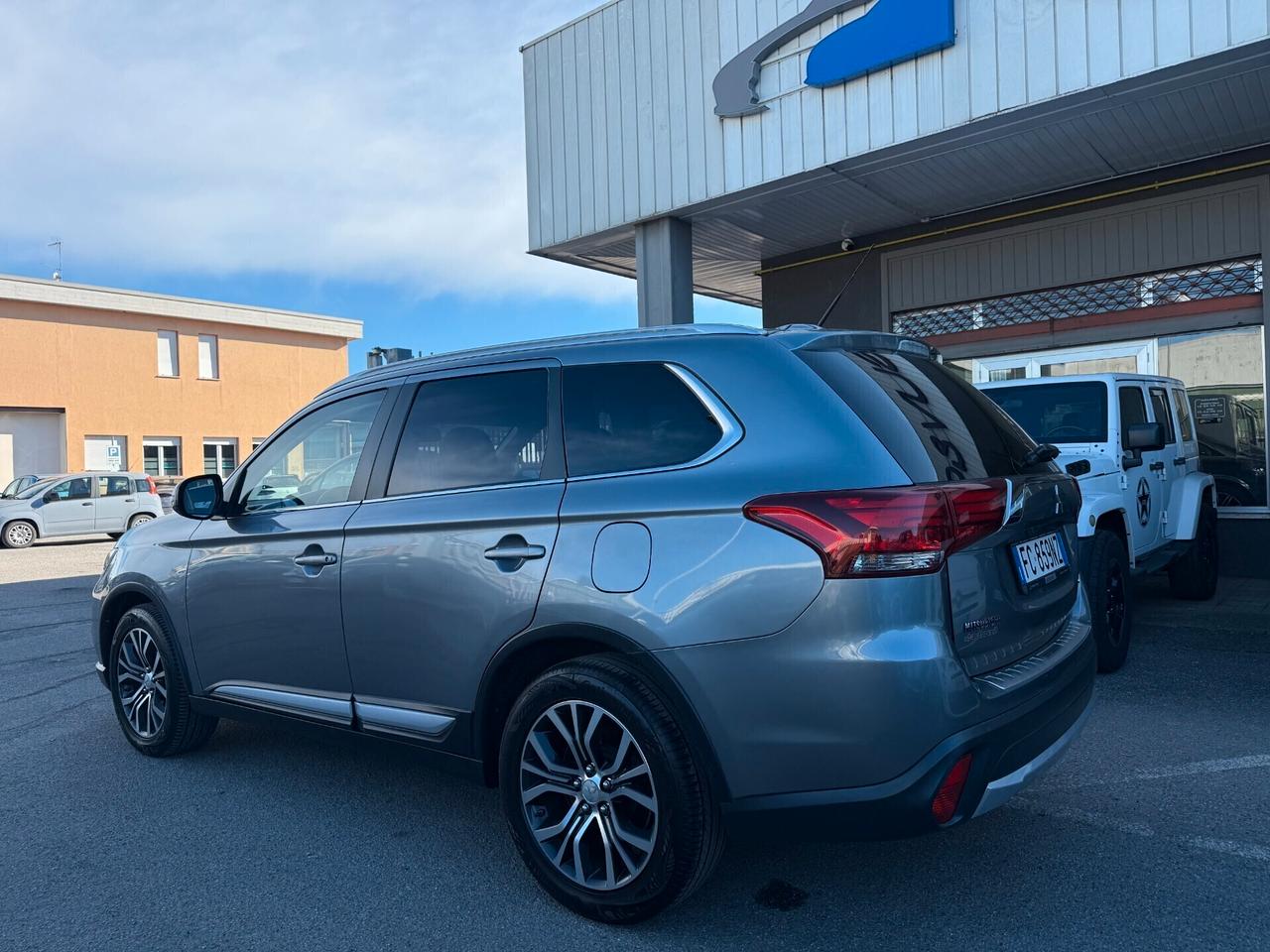 Mitsubishi Outlander 2.2 Plus awd 7 POSTI i auto 4X4