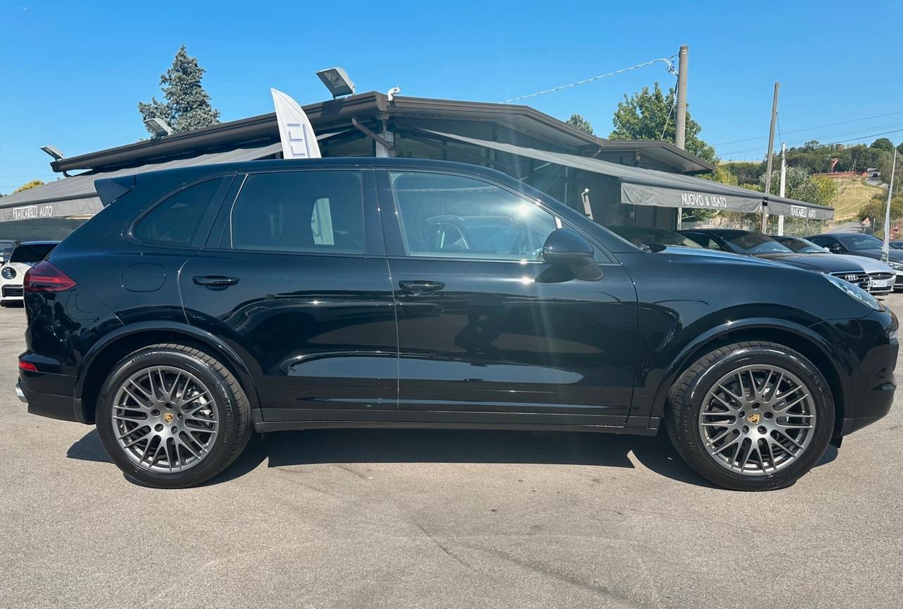 Porsche Cayenne 3.0 Diesel Platinum Edition /KM DOC/BOSE/CARPLAY