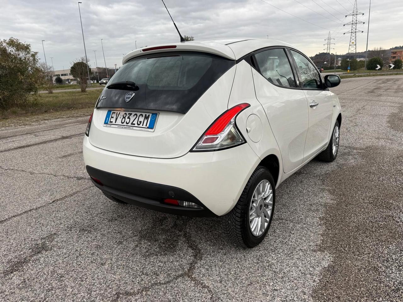 Lancia Ypsilon 0.9 TwinAir 85 CV 5 porte Metano Ecochic Gold
