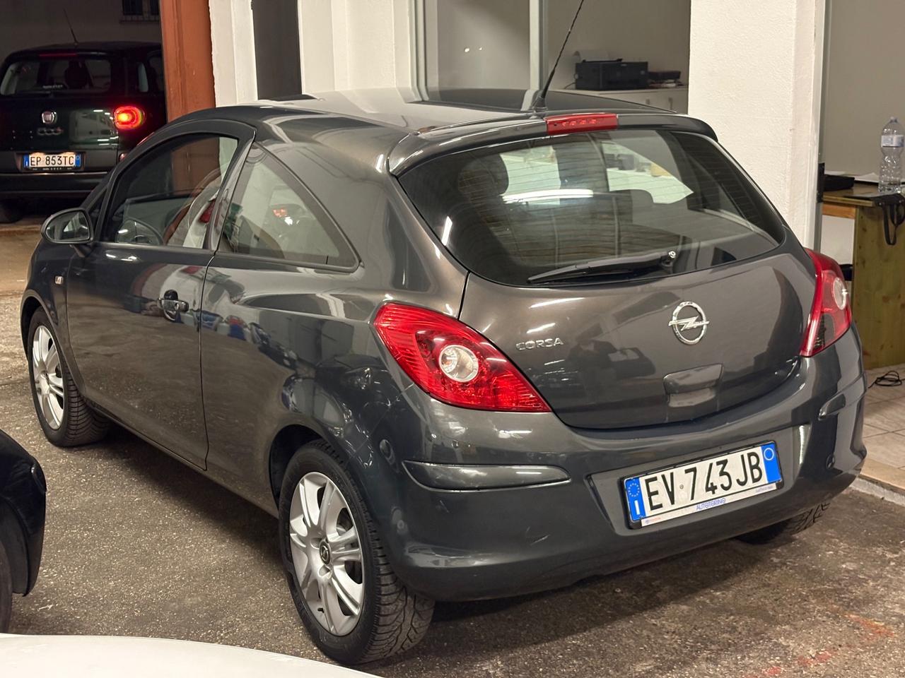 Opel Corsa 1.2 3 porte b-color