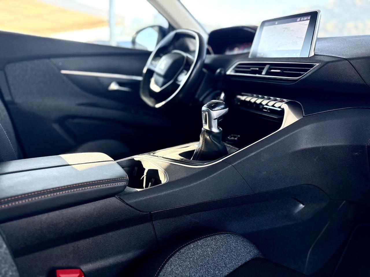 PEUGEOT 5008DIESEL 7 POSTI*TETTO*CERCHI18*NAVI*TAGLPEUGEOT