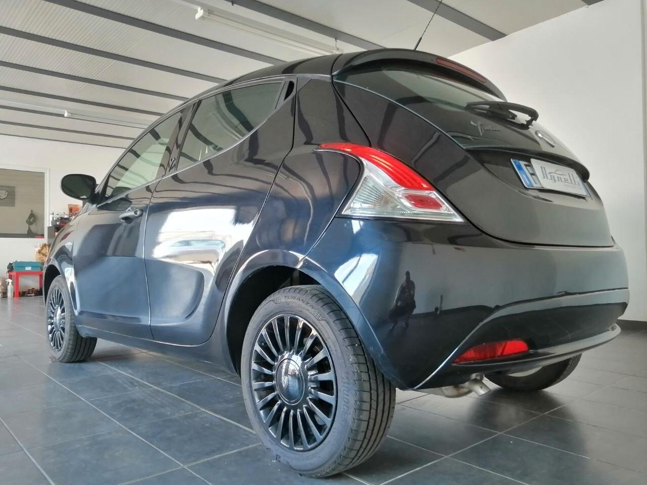 Lancia Ypsilon 1.2 69 CV 5 porte GPL Ecochic Silver