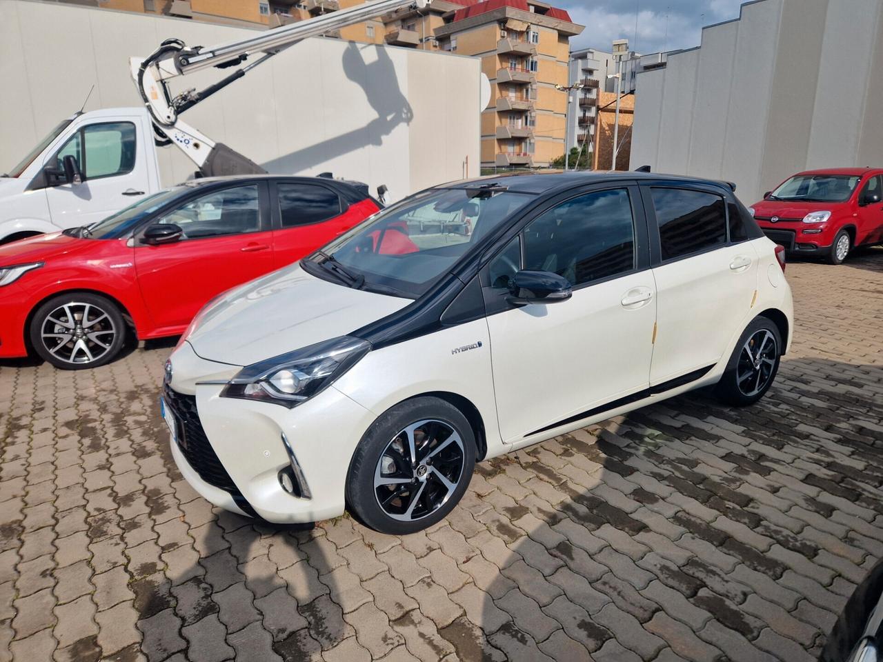 Toyota Yaris hybrid black & white