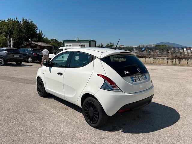 Lancia Ypsilon 1.0 FireFly 5 porte S&S Hybrid Ecochic Silver