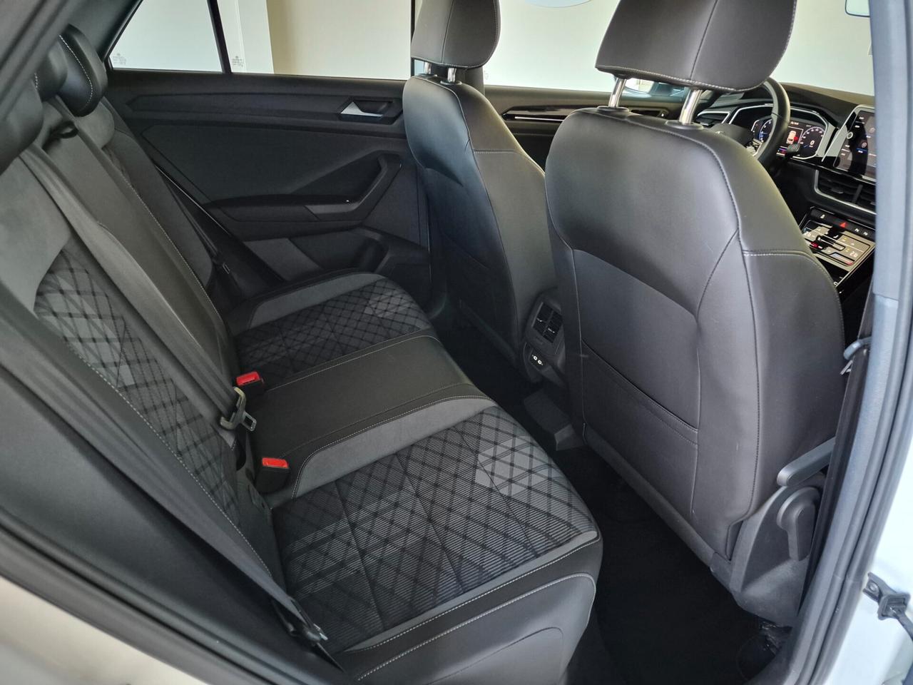 Volkswagen T-Roc 1.5 TSI R-LINE DSG LED APPLE CAR PLAY/ANDROID AUTO RETROCAMERA ACC WIRELESS VETRI PRIVACY AMBIENT LIGHT COCKPIT PRO