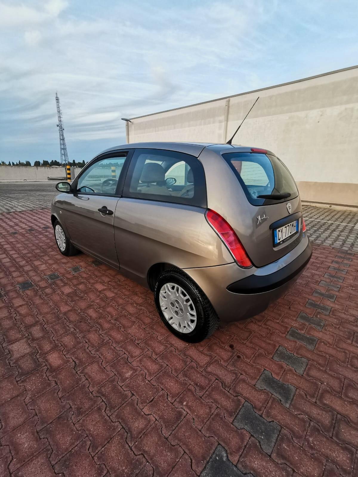 Lancia Ypsilon 1.2 Argento NEOPATENTATI