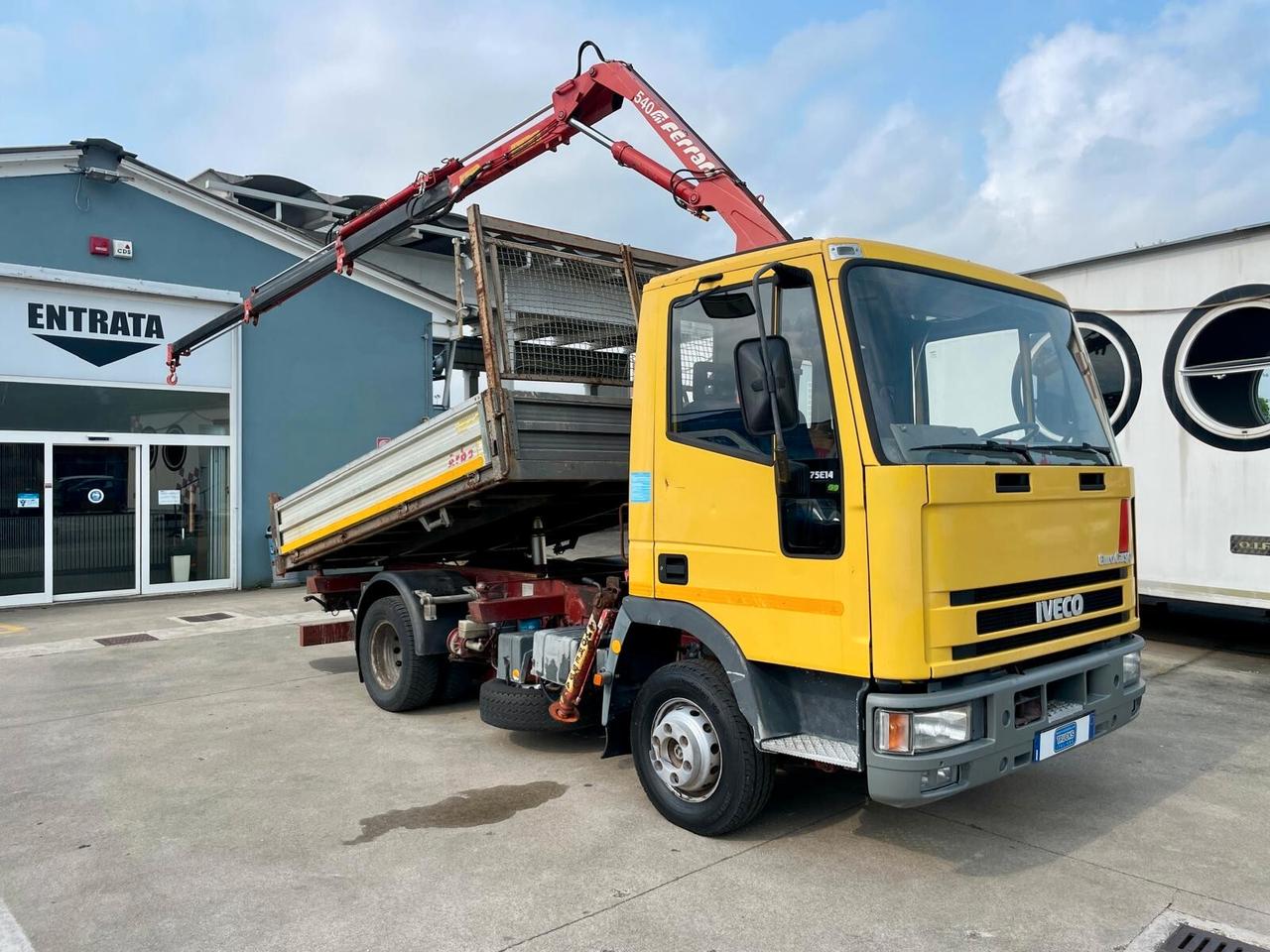 IVECO EUROCARGO 75E14 TRILATERALE + GRU FERRARI 540 A3