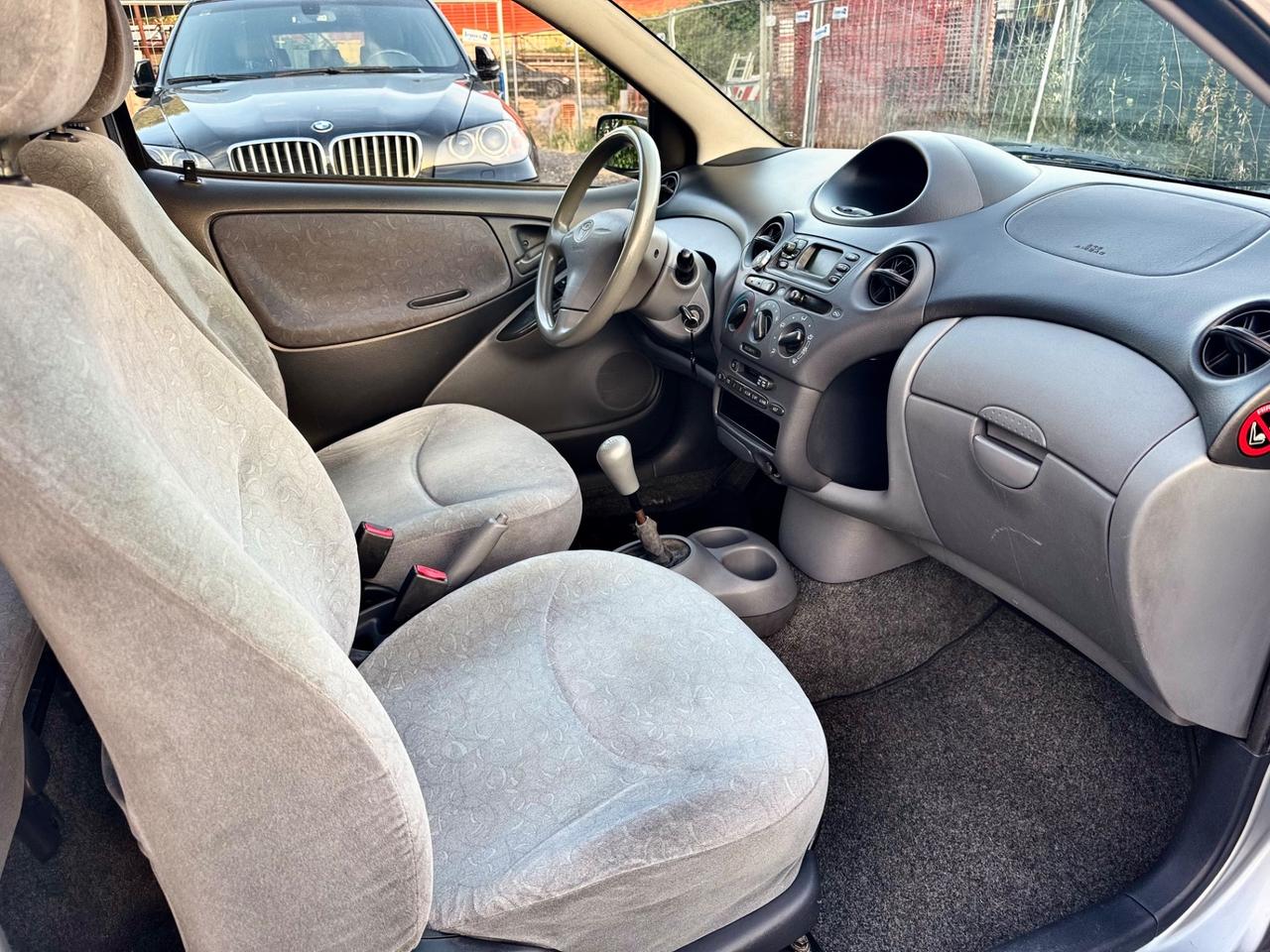 Toyota Yaris 1.0i 3 porte benzina 68cv Neopatentati 2001