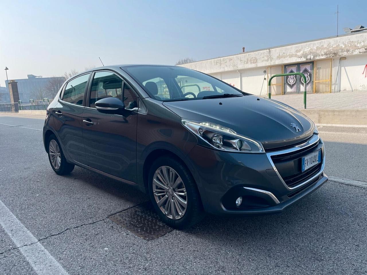 Peugeot 208 1.2 benz 82cv 5 porte - Neopatentati