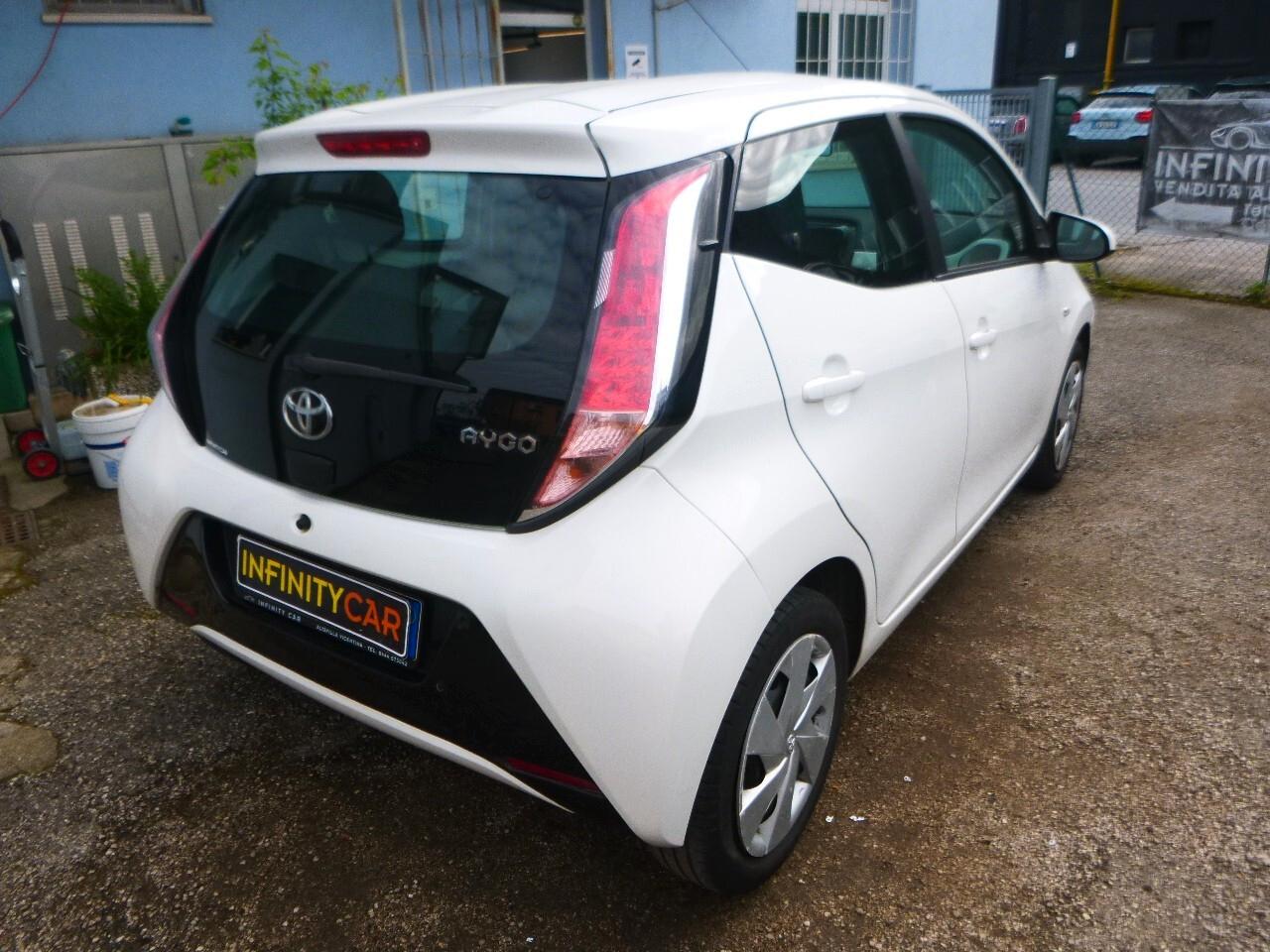 Toyota Aygo 1.0 VVT-i 69 CV 5 porte x-play MMT NEOPATENTATI