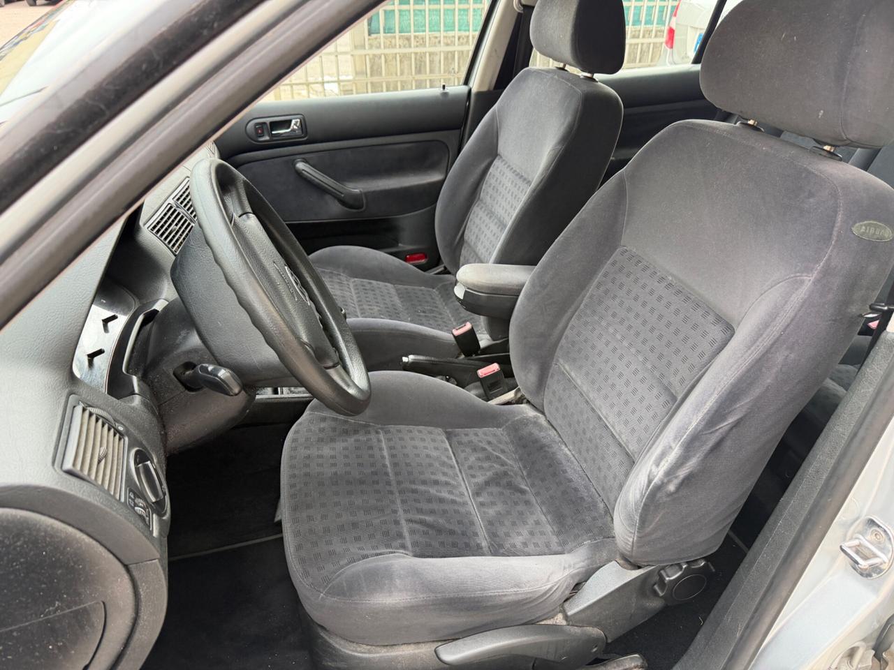 VW GOLF 1.6 BENZINA EURO4 UNI PROP NEOPATENTATI