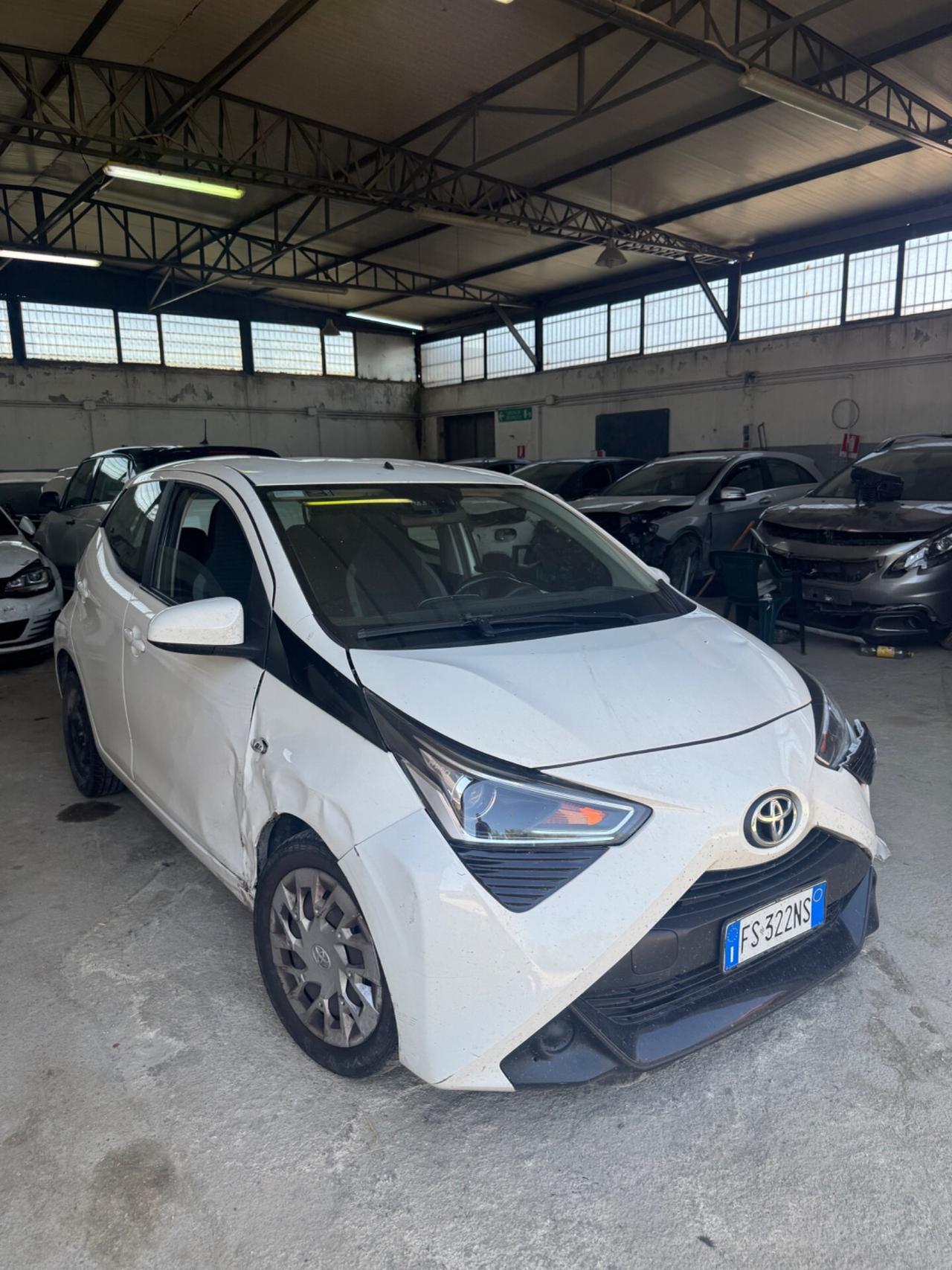 Toyota Aygo 1.0 VVT-i 69 CV 5 porte x-business MMT
