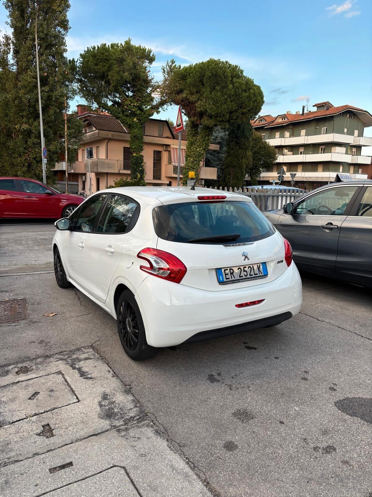 Peugeot 208 1.4 HDi 68 CV 5 porte Allure