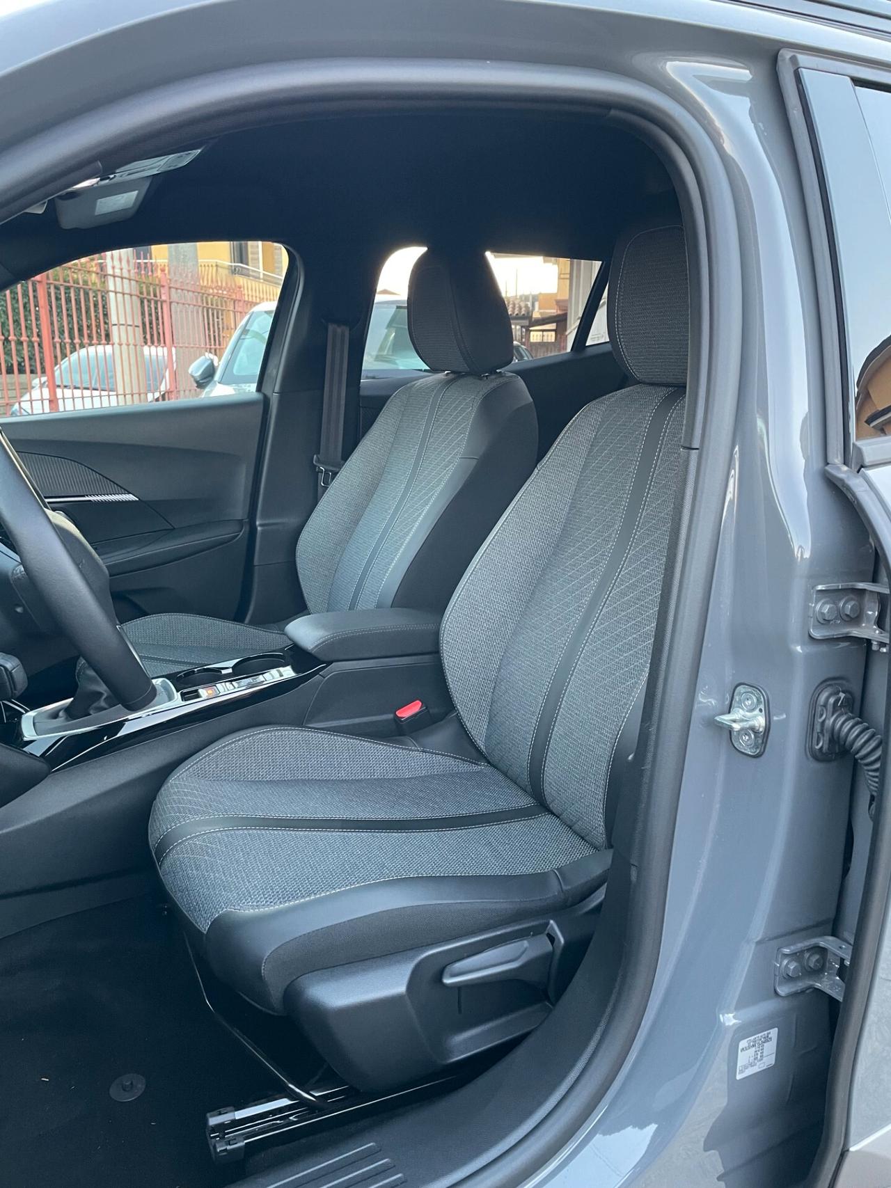 PEUGEOT 2008 1.2 PureTech 100CV ALLURE - 2025