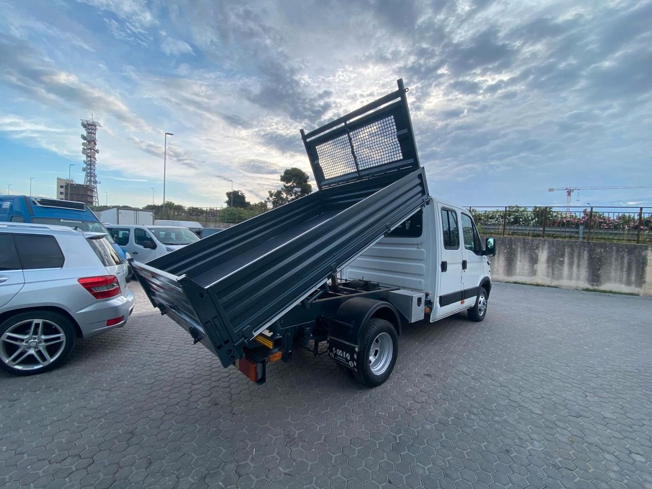 Iveco Daily 35 2.3 Ribaltabile Trilaterale Doppia Cabina 7 posti