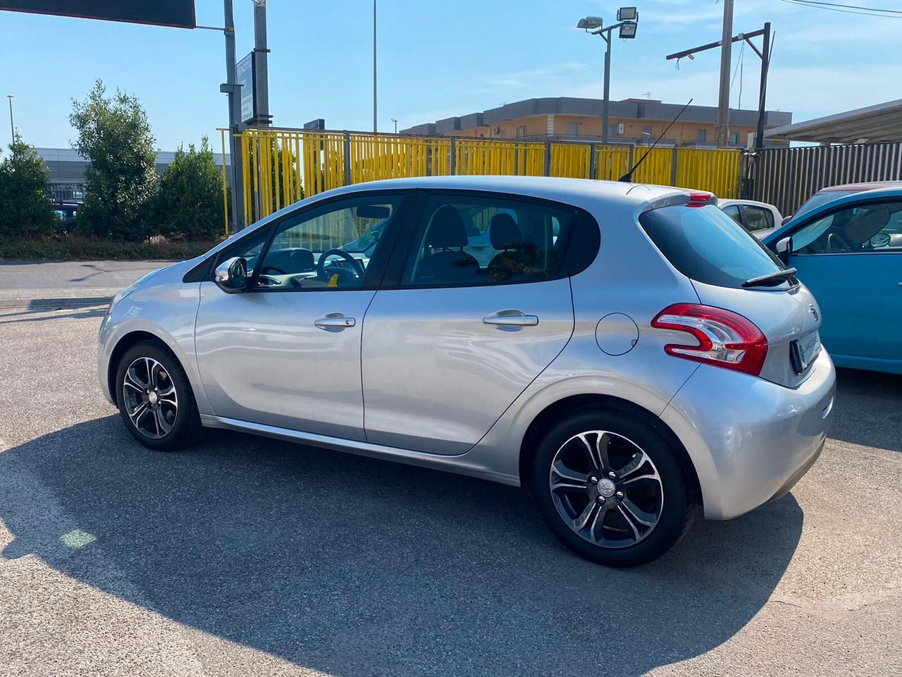 Peugeot 208 1.4 HDi 68 CV 5 porte Allure