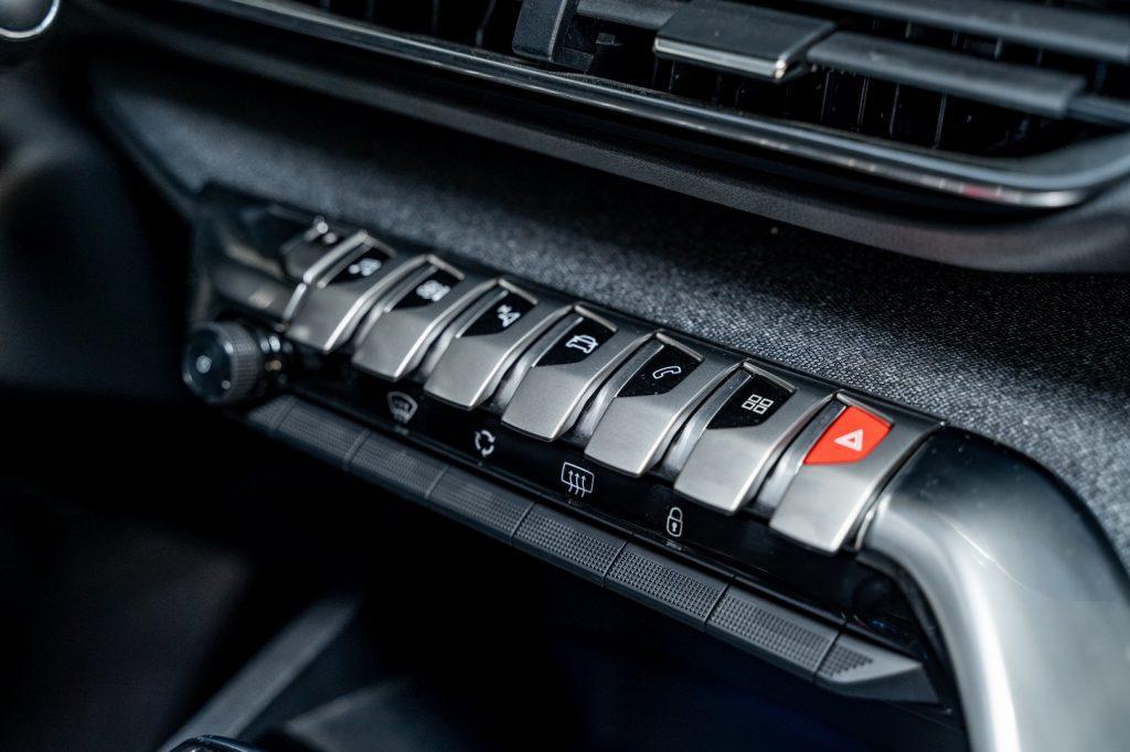 PEUGEOT 3008 1.6 Hybrid phev 225cv e-EAT8 Allure