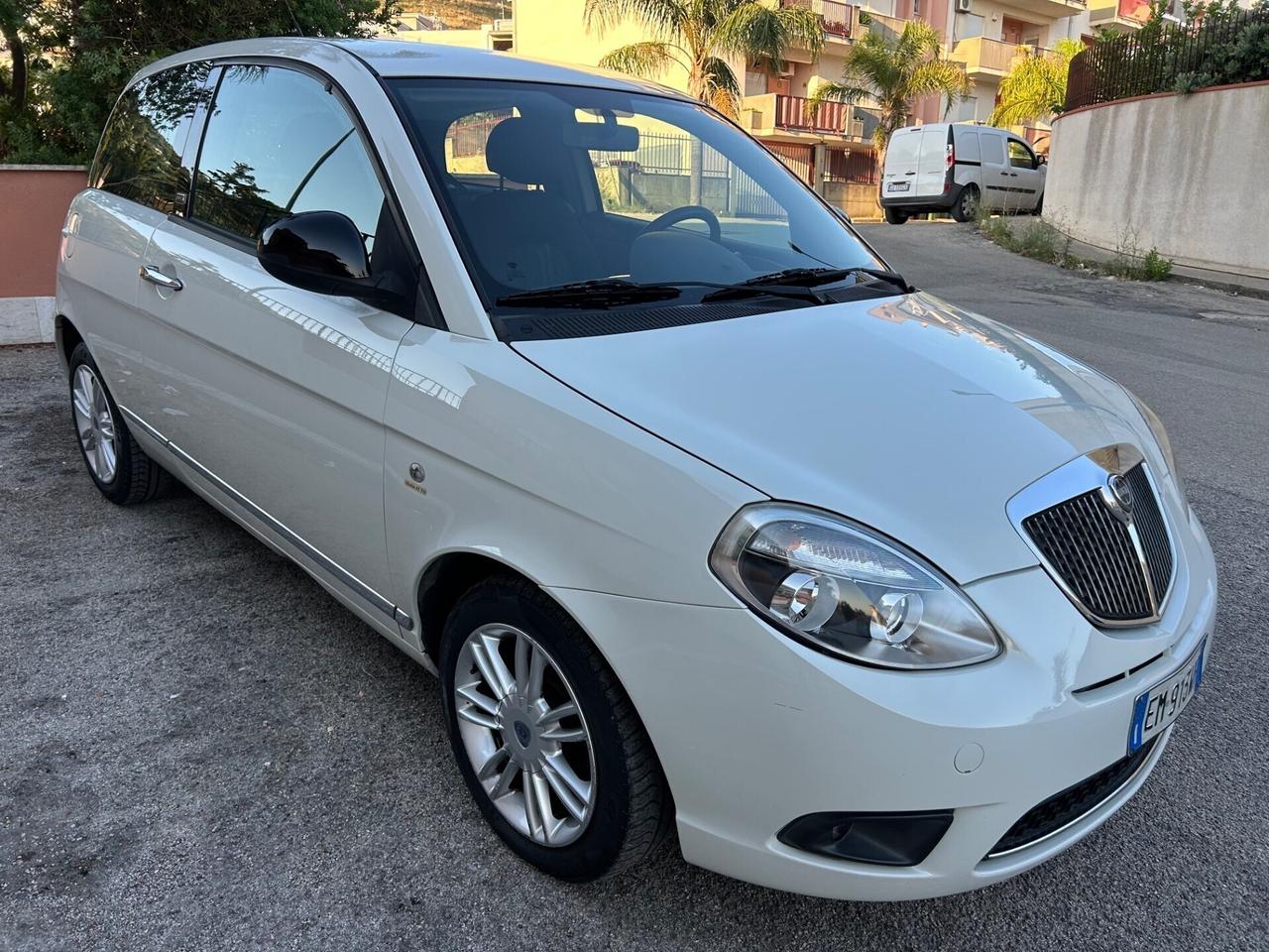 Lancia Ypsilon 1.3 MJT 75 CV Unyca