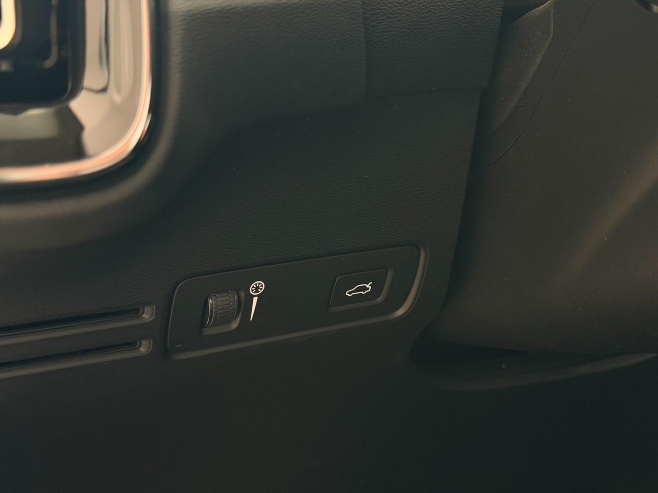 Volvo XC40 2.0cc 190Cv Automatica-Retrocamera