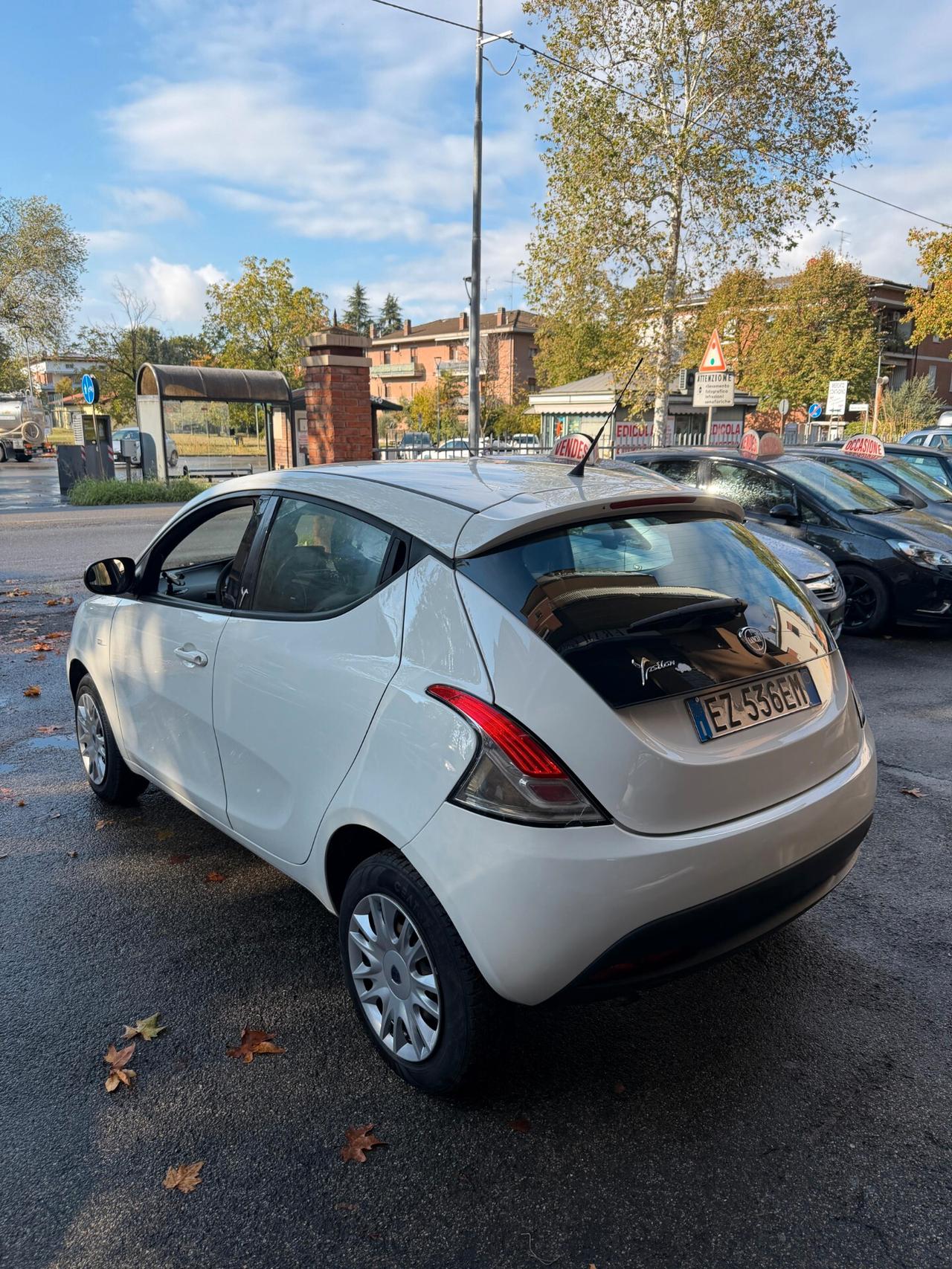 Lancia Ypsilon 0.9 TwinAir 85 CV 5 porte Metano Ecochic Silver