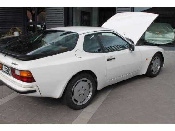 Porsche 944