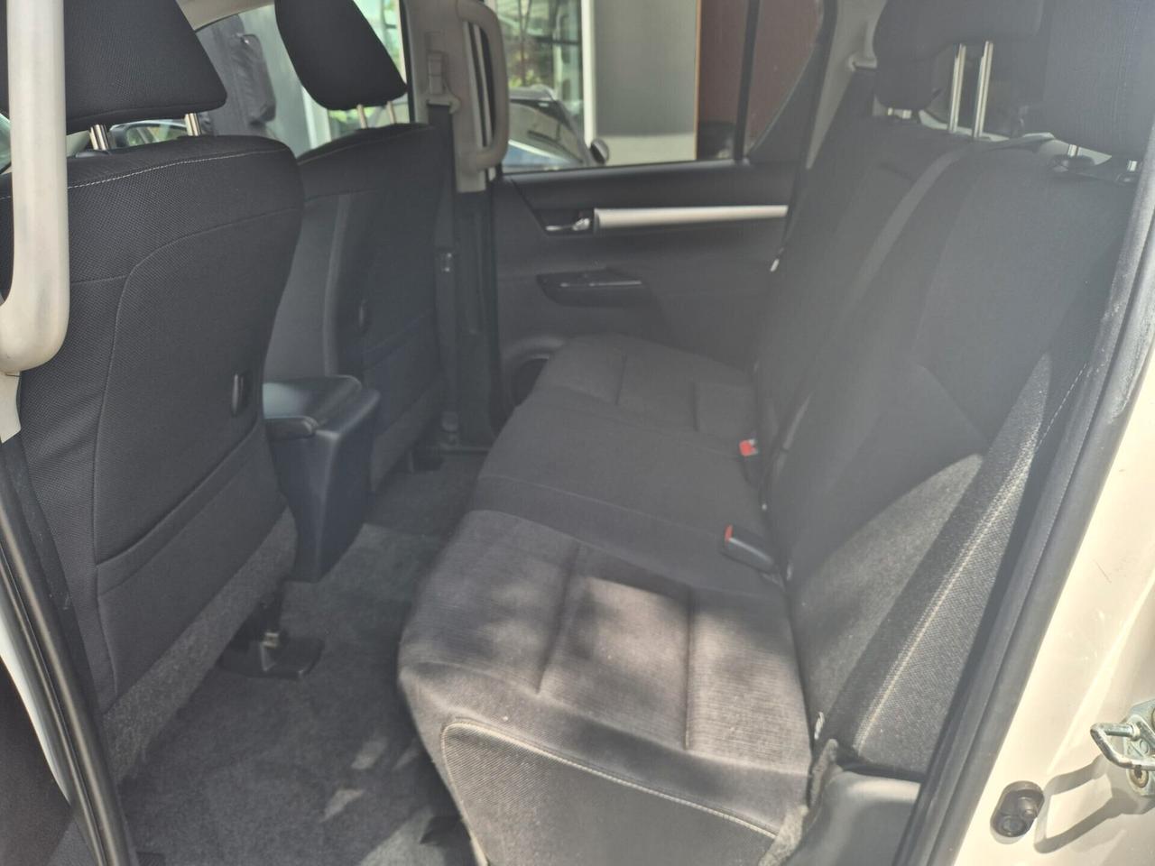 Toyota Hilux 2.4 D-4D A/T 4WD 4 porte Double Cab Lounge