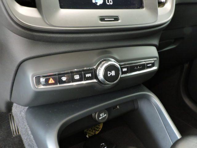 VOLVO XC40 T2 MOMENTUM CORE MANUALE