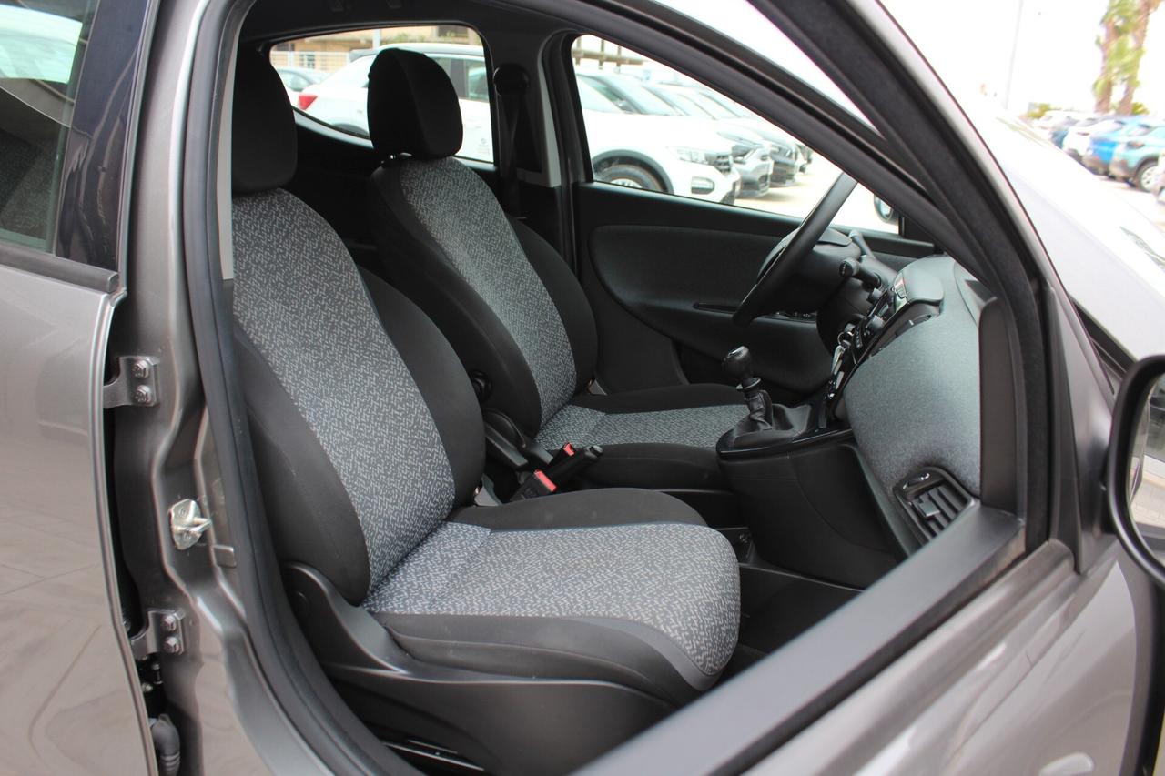 Lancia Ypsilon 1.0 FireFly 5 porte S&S Hybrid Ecochic Silver