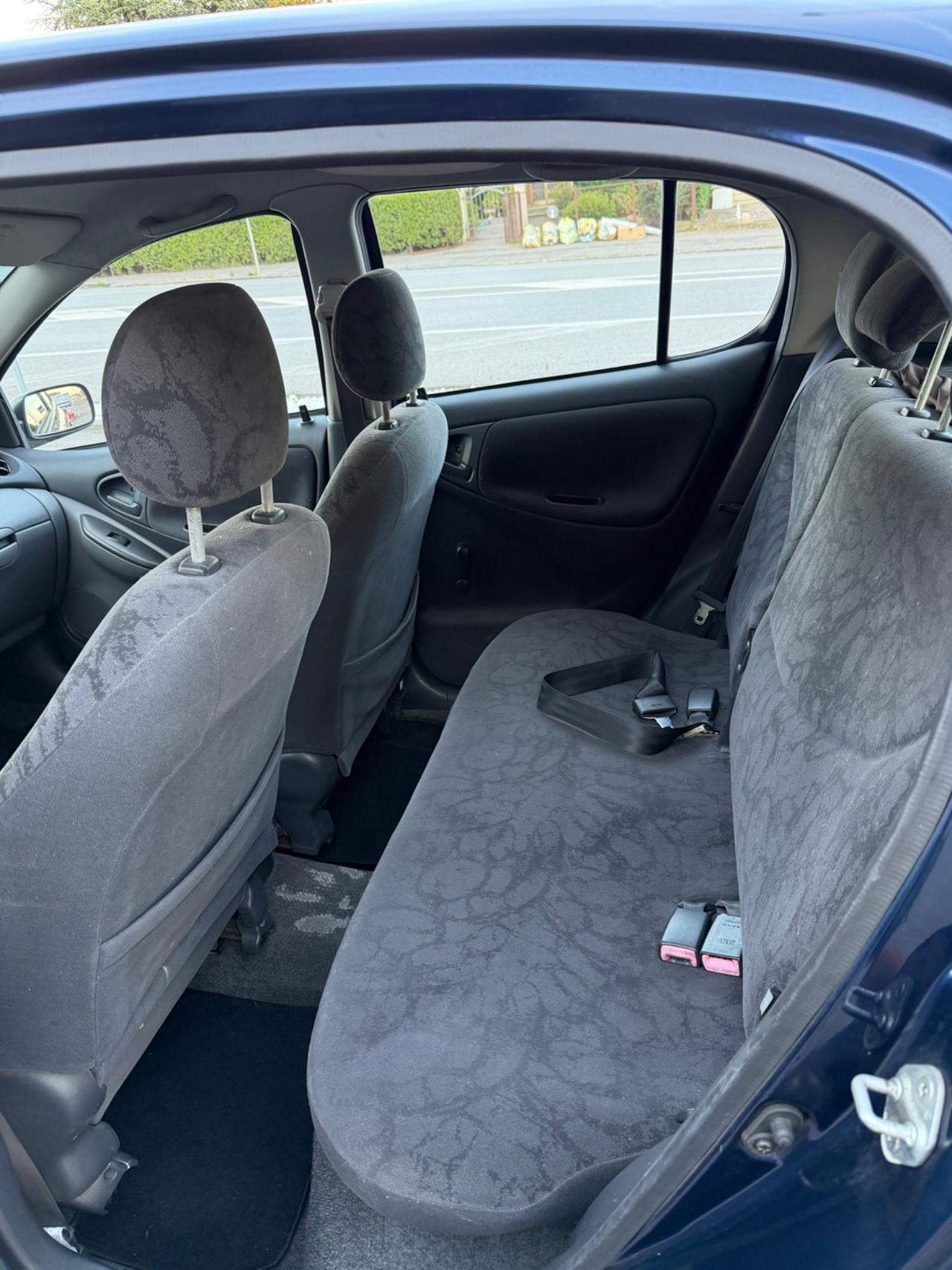 Toyota Yaris 1.0i 16V cat 5 porte Sol