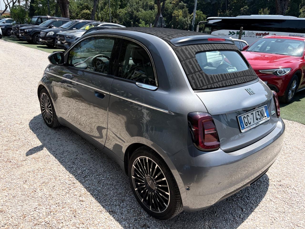 500e Cabrio 42 kWh La Prima interni in pelle apple car retrocamera