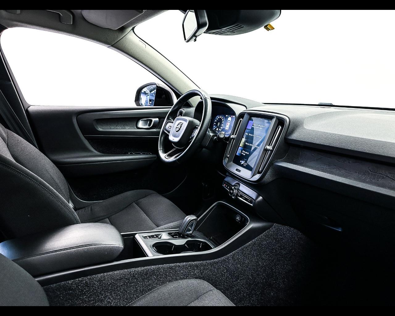 VOLVO XC40 (2017-->) - XC40 D3 Geartronic Momentum Core