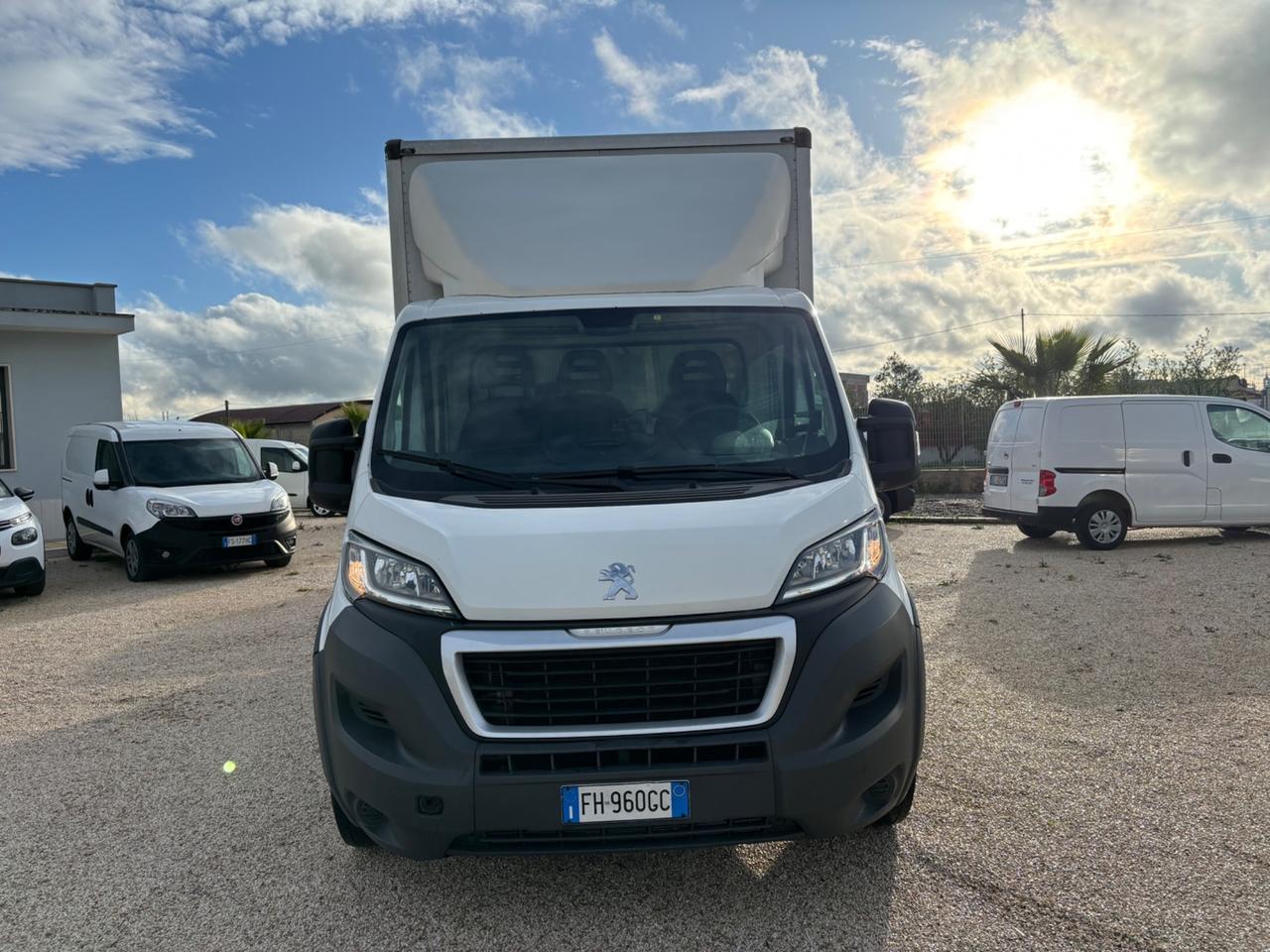 Peugeot Boxer con cassa in alluminio e sponda idraulica