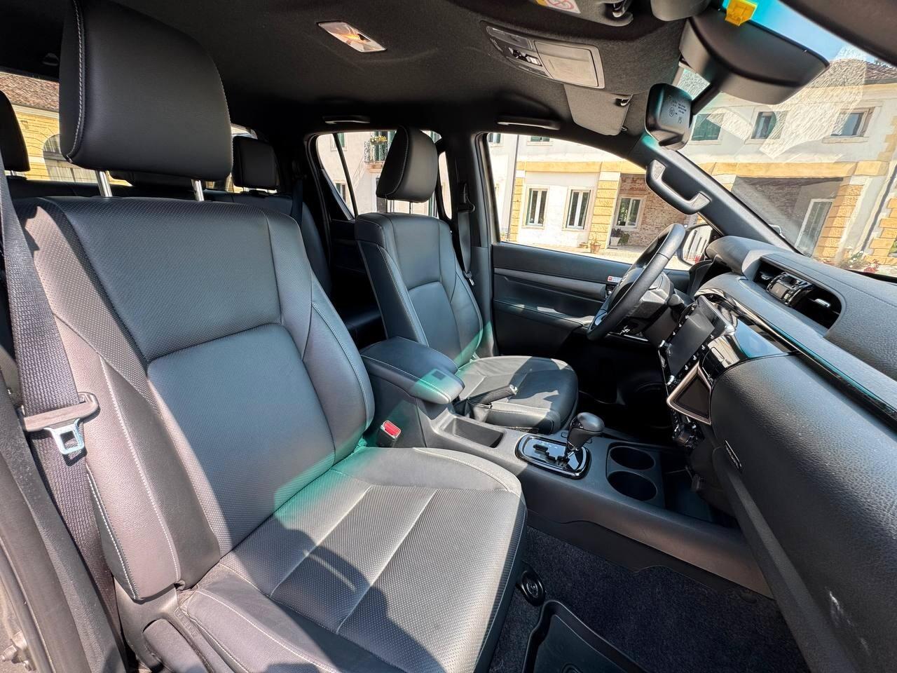 Toyota Hilux 2.4 D-4D A/T 4WD 4 porte Double Cab Invincible