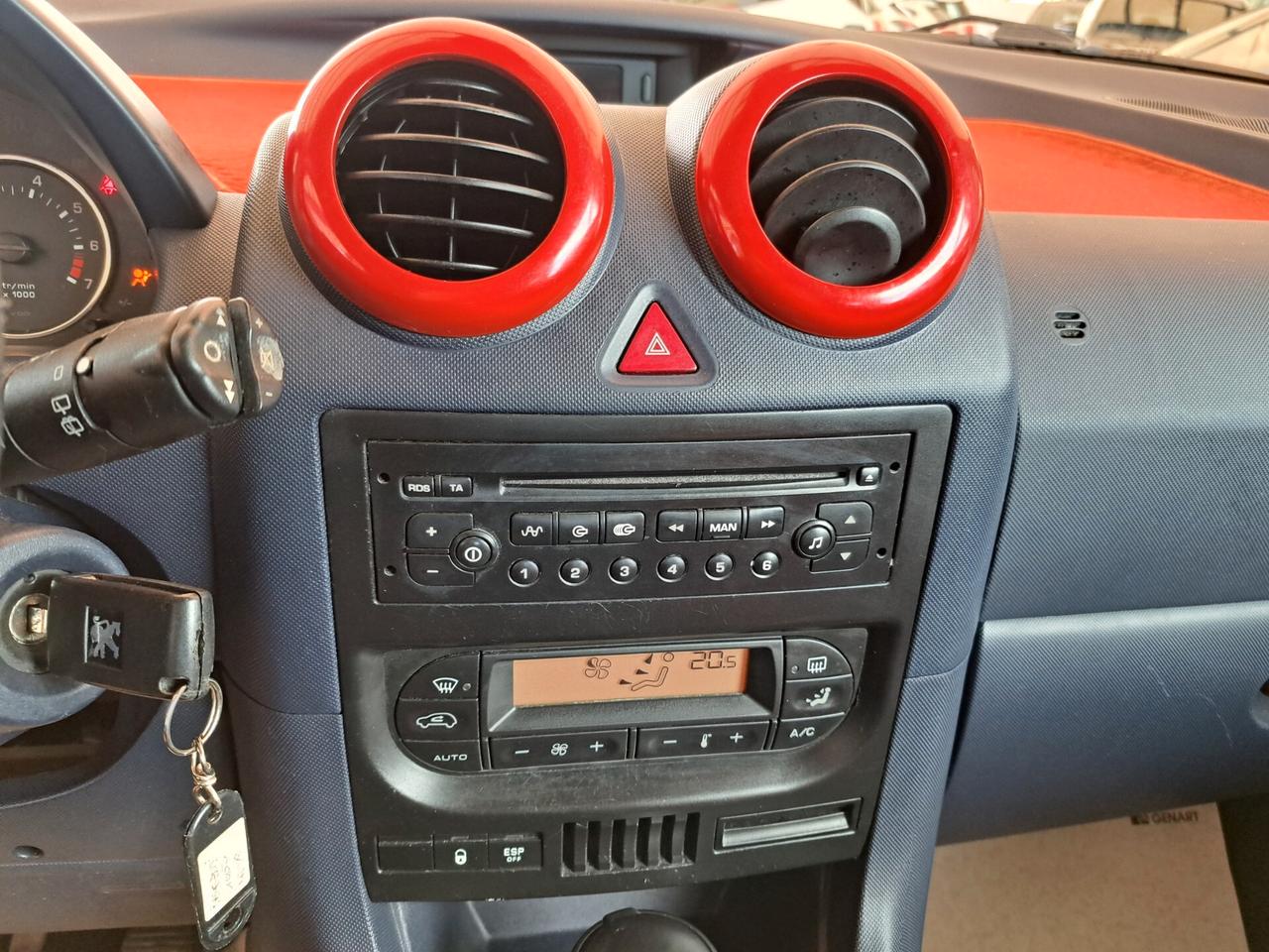 Peugeot 1007 1.4 BENZ.