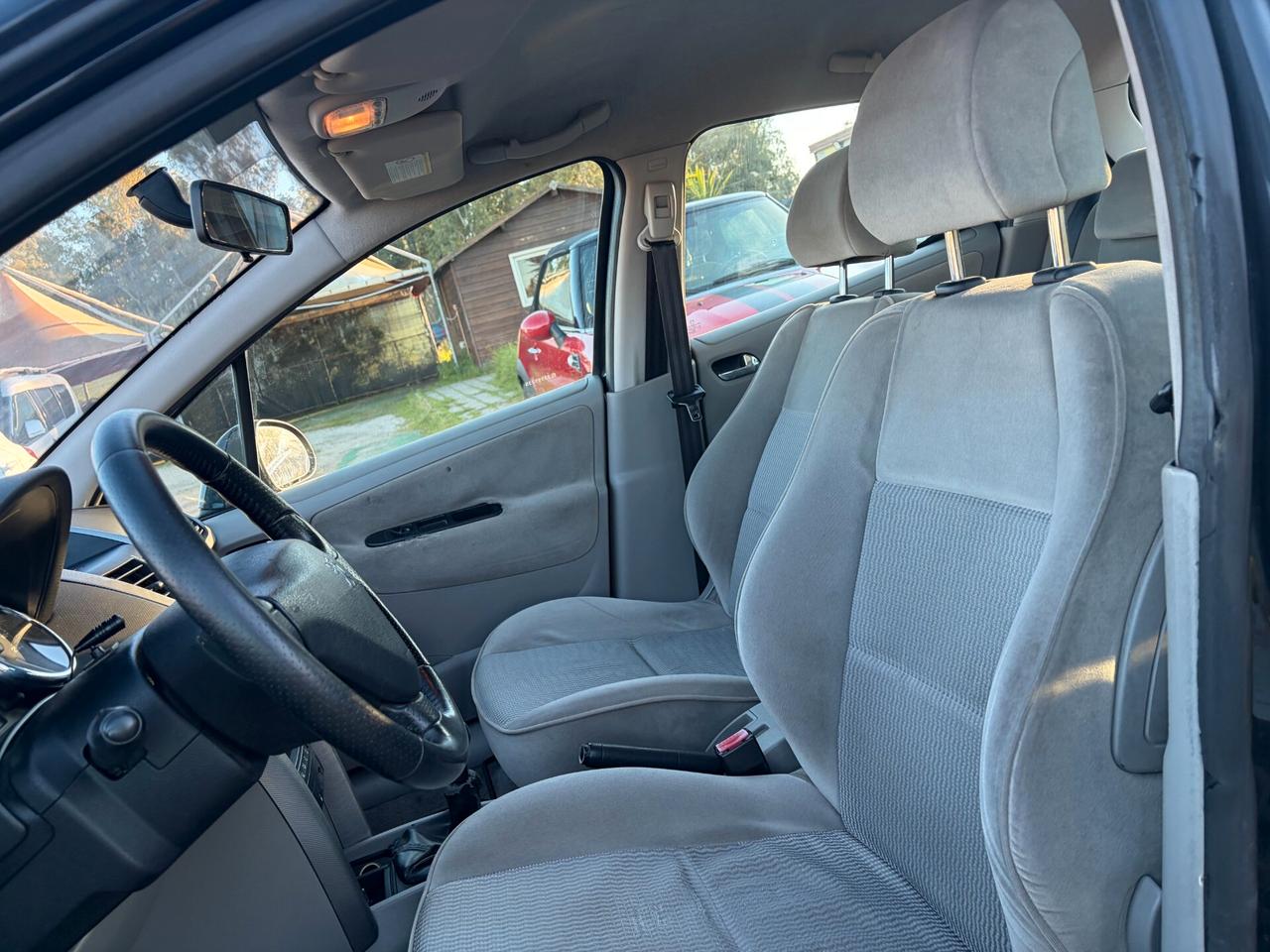 PEUGEOT 207 1.4 HDI 70 CV ADATTA NEOPATENTATI