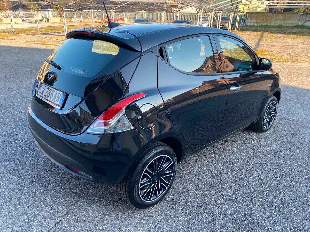 Lancia Ypsilon 1.0 FireFly 5 porte S&S Hybrid Oro