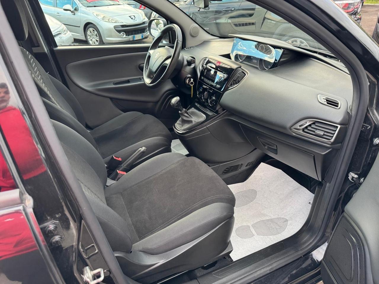 Lancia Ypsilon 0.9 TWINAIR 85CV DFN AUTOM GOLD 2012