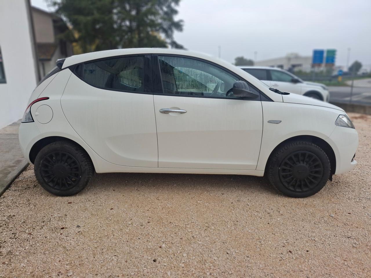 Lancia Ypsilon 1.0 FireFly 5 porte S&S Hybrid Gold
