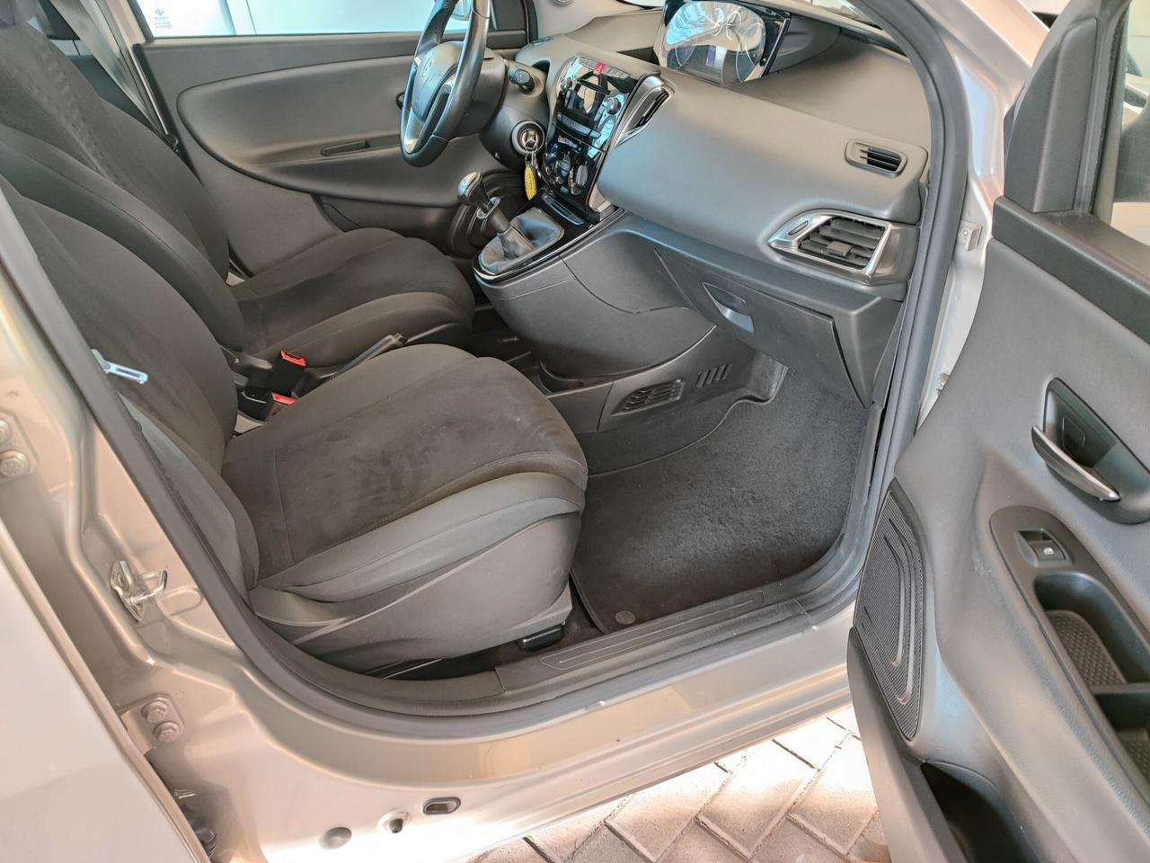 Lancia Ypsilon con 26 Euro 450 km