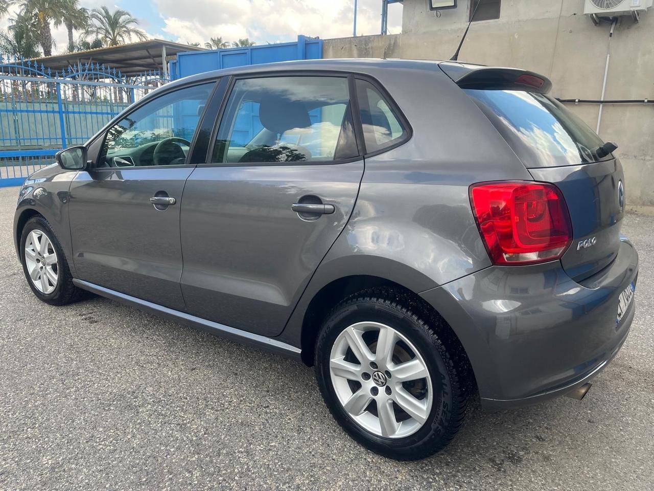 Volkswagen Polo 5P-1.6 tdi- cambio autom-2011