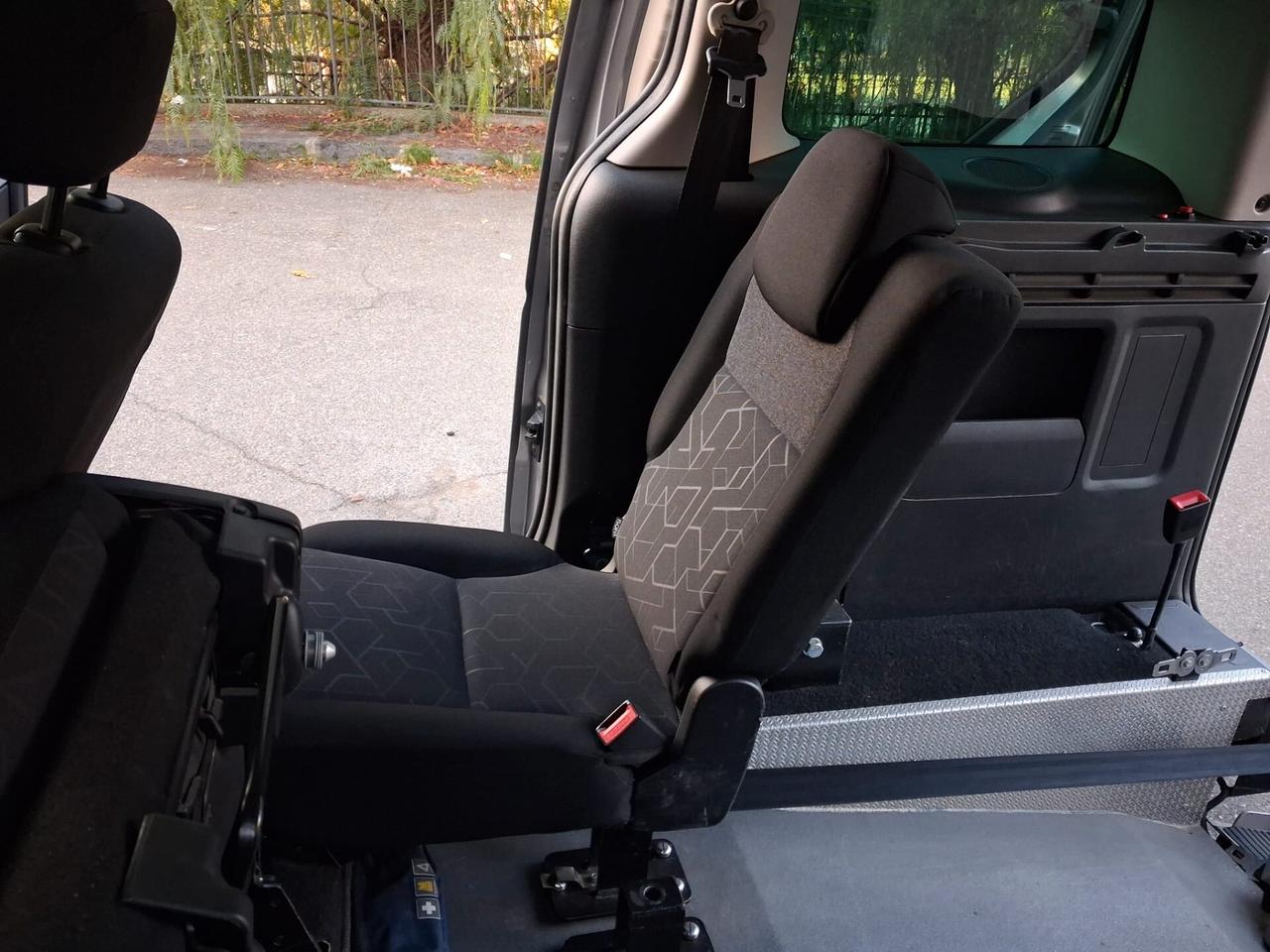 Peugeot Partner Pianale ribassato con rampa disabili in carrozzina